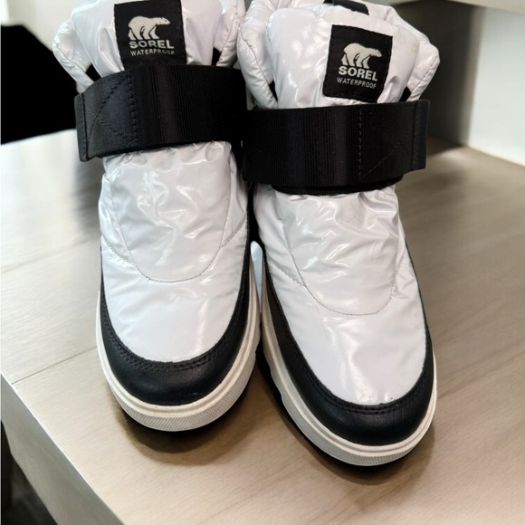 Sorel Kinetic Short Snow Boot Women’s 6.5 Black White Waterproof boots shoes - Picture 3 of 11